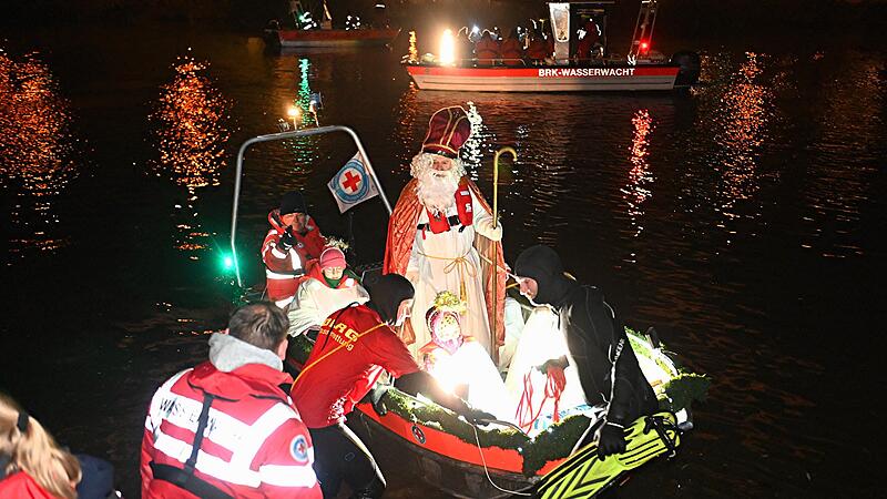 Der Nikolaus ist da: Die Wasserwacht trotzt der K&auml;lte