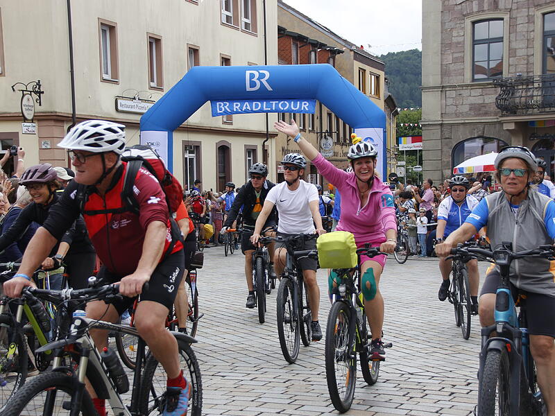 Zieleinfahrt der BR-Radltour 2025 in Hammelburg am MarktplatzZieleinfahrt der BR-Radltour 2025 in Hammelburg am Marktplatz