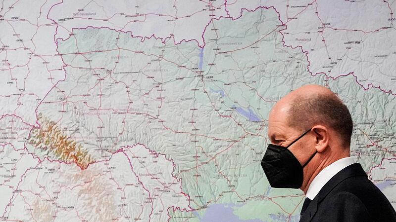 Bundeskanzler Olaf Scholz bei einem Besuch des Einsatzführungskommandos der Bundeswehr in Brandenburg. Bundeskanzler Olaf Scholz bei einem Besuch des Einsatzführungskommandos der Bundeswehr in Brandenburg.