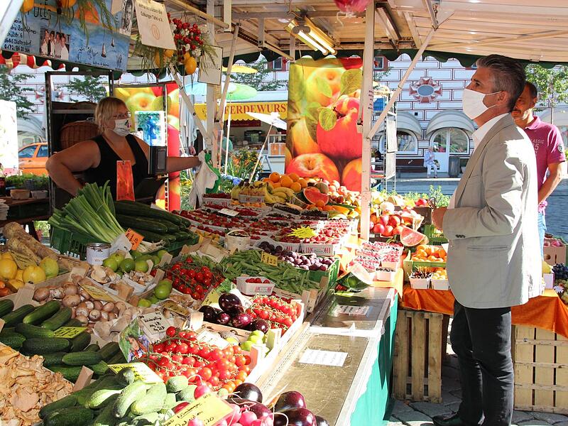 Sandra Barthelmes (links) hat ihren Stand auf dem Coburger Wochenmarkt aufgegeben.
