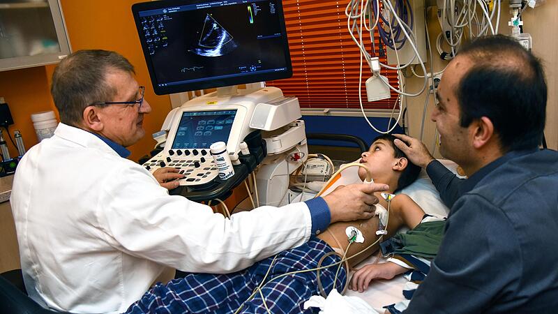 Ultraschalluntersuchung: Sven Dittrich, Leiter der Kinderkardiologie der Uniklinik Erlangen, erklärt Pflegevater Ajmal Farman, was bei Mohibs Operationen erreicht wurde.