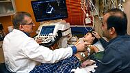 Ultraschalluntersuchung: Sven Dittrich, Leiter der Kinderkardiologie der Uniklinik Erlangen, erklärt Pflegevater Ajmal Farman, was bei Mohibs Operationen erreicht wurde.
