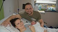 Glückliche Eltern: Katharina und Michael Kotterba mit ihrer Tochter Cora.
