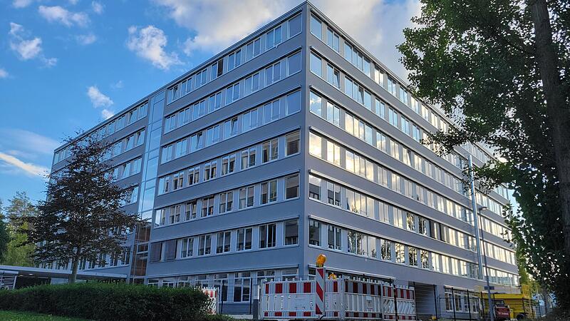 Schon bald beziehen die ersten Geflüchteten die neue Unterkunft in Erlangen. Wir haben einen Blick in das Gebäude geworfen.