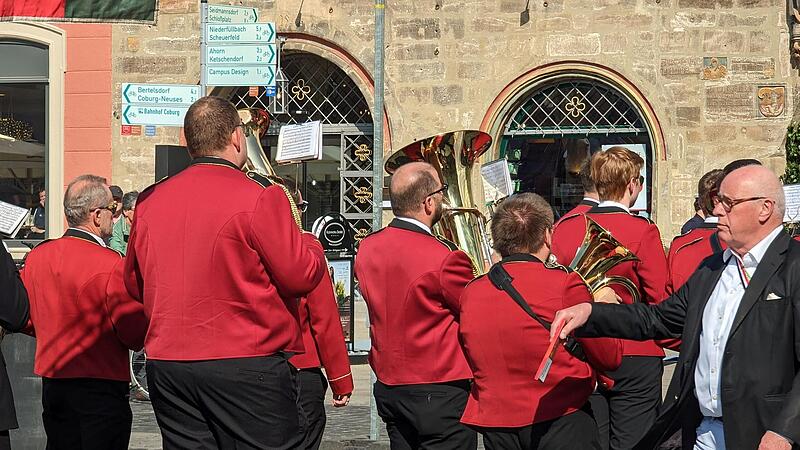 Der nurmehr kommissarisch tätige Kongressbeauftragte Hans Georg Schollmeyer dirigiert beim Einzug die Musiker des Blasorchesters Beiersdorf  ihres Wegs.