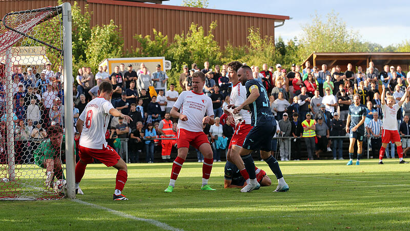 Jonah Popp im Tor des SC Reichmannsdorf bekam von Kapit&auml;n Patrick Hobsch und seinen L&ouml;wen reichlich zu tun.