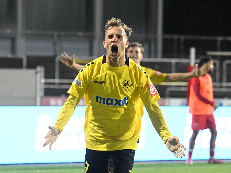 Sport Fu&szlig;ball Saison 2025 / 2026  Regionalliga Bayern  06. Spieltag  am Freitag  29.08.2025  Spielort  Bayreuth Hans-Walter-Wild-Stadion  Spielbeginn 19.00 h  SpVgg Bayreuth  gegen TSV Buchbach Halbzeitergebnis 0:0 Endstand 2:0  Jubel Tor zum 2:0 Felix H