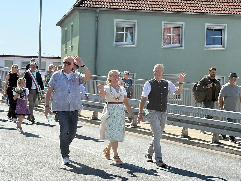 Oberb&uuml;rgermeisterin Martina Hebendanz, 2. B&uuml;rgermeister Udo Sch&ouml;nfelder und 3. B&uuml;rgermeister Manfred H&uuml;mmer f&uuml;hrten den Annafestumzug das erste Mal gemeinsam &uuml;ber die Piastenbr&uuml;cke hoch in den Kellerwald.