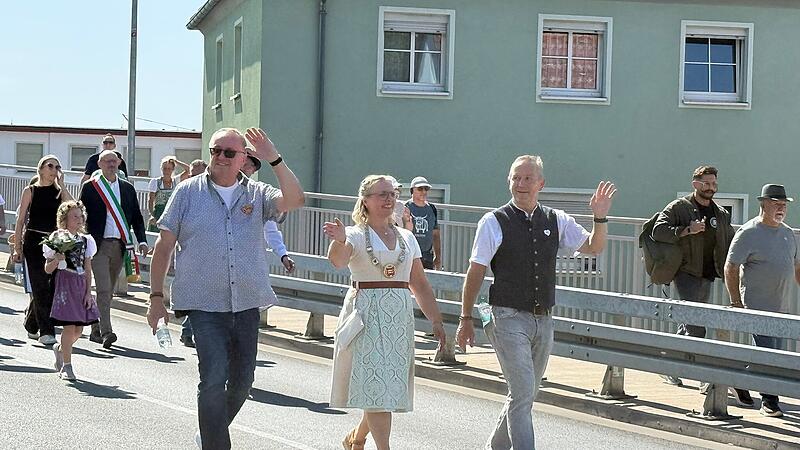 Annafestumzug 2026Annafestumzug 2026 Oberbürgermeisterin Martina Hebendanz, 2. Bürgermeister Udo Schönfelder und 3. Bürgermeister Manfred Hümmer führten den Annafestumzug das erste Mal gemeinsam über die Piastenbrücke hoch in den Kellerwald.