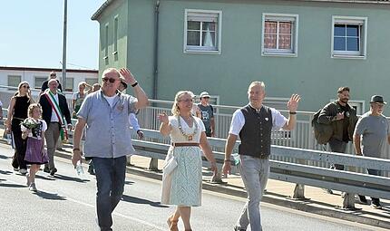 Annafestumzug 2026Annafestumzug 2026 Oberbürgermeisterin Martina Hebendanz, 2. Bürgermeister Udo Schönfelder und 3. Bürgermeister Manfred Hümmer führten den Annafestumzug das erste Mal gemeinsam über die Piastenbrücke hoch in den Kellerwald.