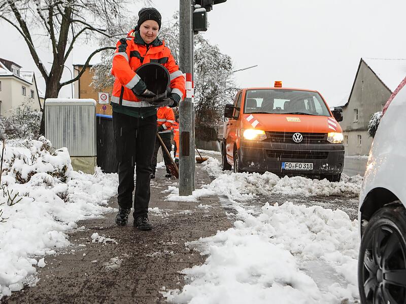 in Reuth sind Mitarbeiter seit 3 Uhr 50 morgens mit Schneeschippen unterwegsForchheim & Fr&auml;nkische Schweiz