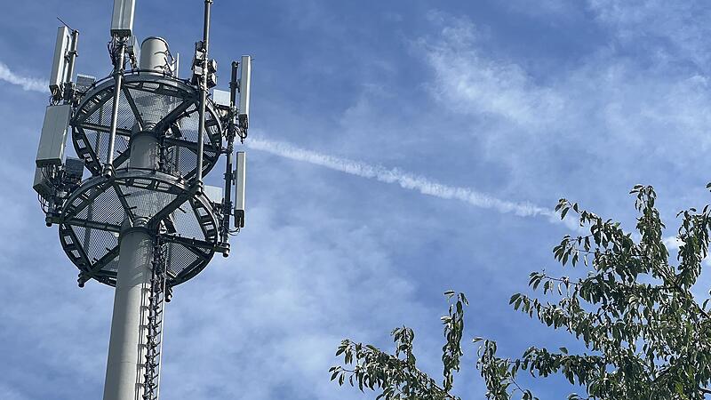 Trotz des neuen Mobilfunkmastes bei Oberbach gibt es Probleme mit dem Handyempfang.