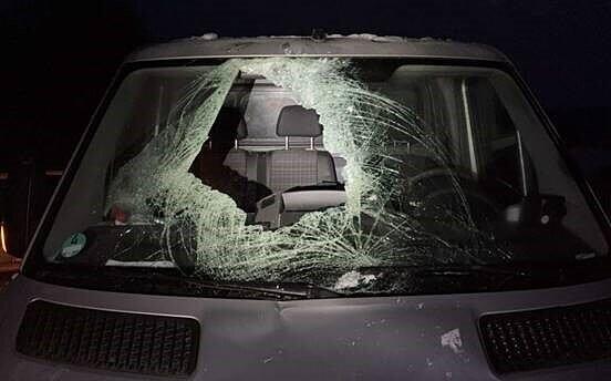 Eisbrocken trifft Kleintransporter