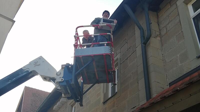 Romuald Pfrang und Heinrich Wilhelm beim Montieren der Nistk&auml;sten an der alten Schule Wiesenbronn