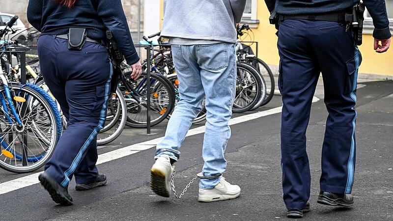 Schon 13 Verhandlungstage im Prozess um Drogenhandel und Gewalt: Gefesselt werden die Angeklagten in den provisorischen Gerichtssaal im Würzburger CVJM-Haus gebracht.