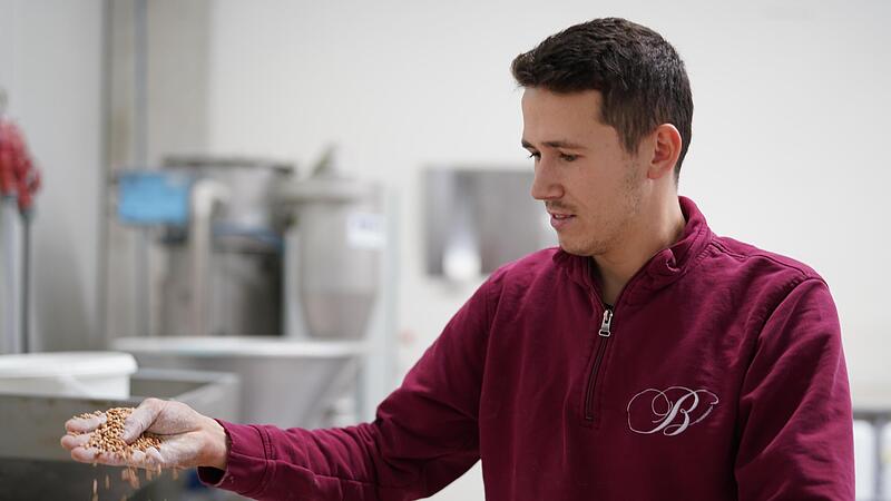 Das Getreide der Bäckerei Burkard in Pommersfelden für die Biolandbrote stammt zu 90 Prozent aus Eigenanbau. Juniorchef Toni Burkard weiß, wie man ausgezeichnetes Brot herstellt.