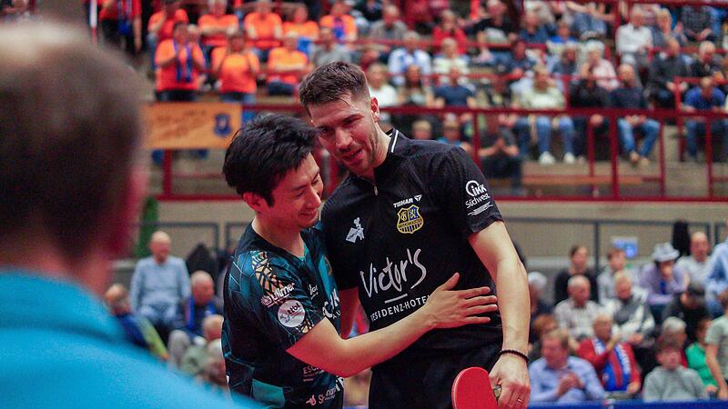 &bdquo;Mach&acute;s gut, Jin&ldquo; und &bdquo;Gut gemacht, Patrick&ldquo; &ndash; zwei absolute Weltklassespieler, Jin Ueda (links) und Patrick Franziska, nach ihrem Duell. Vielleicht sehen sie sich ja im Finale wieder.