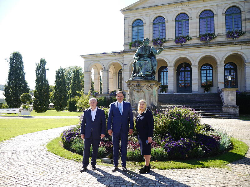 Thomas Bold (CSU), Andrea Schallenkammer und Martin Schöffel (CSU) im Staatsbad Brückenau