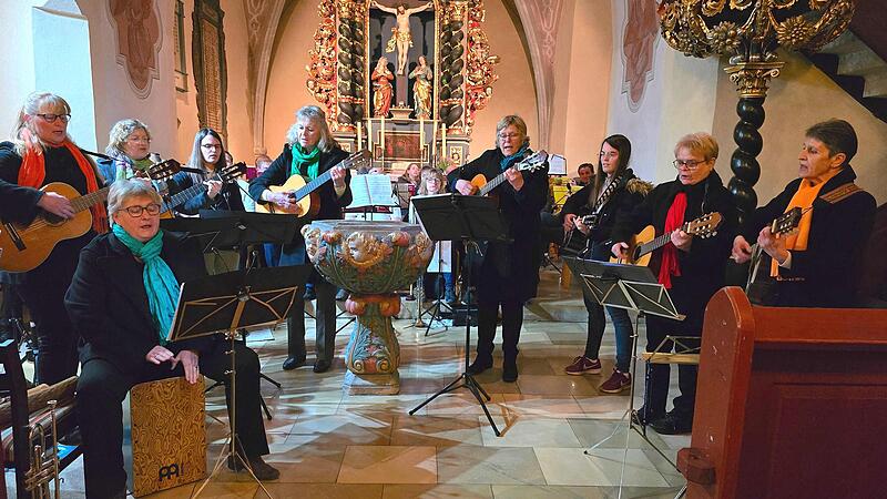 Die Gitarrengruppe spielt und singt unter der Leitung von Gerlinde R&ouml;der (Vierte von rechts) in der Jakobuskirche in Uehlfeld.