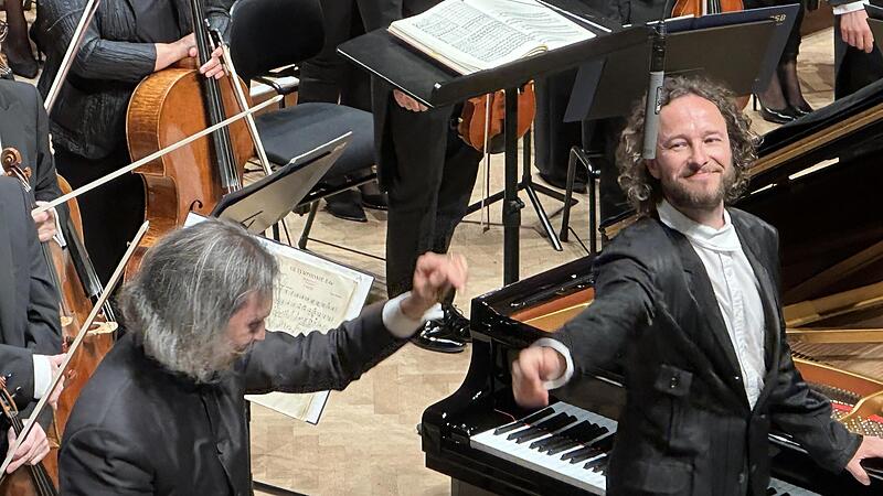 Dirigent Vladimir Jurowski (links) und Solist Martin Helmchen nach einem beeindruckenden Konzert. Dirigent Vladimir Jurowski (links) und Solist Martin Helmchen nach einem beeindruckenden Konzert.