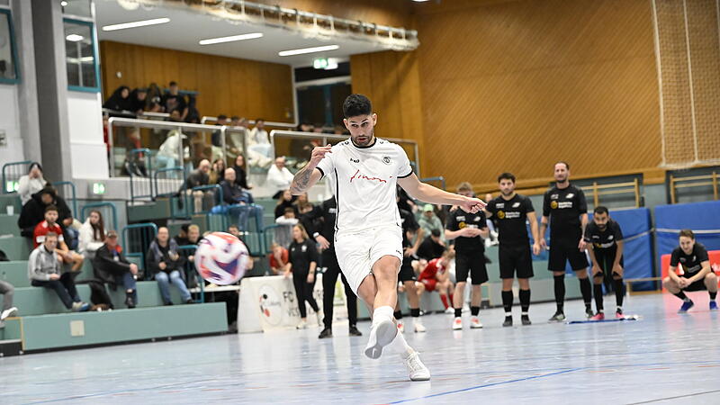 Rein ins Gl&uuml;ck: Der SC Sylvia Ebersdorf um Sertan Sener setzte sich im Finale des Hallenmasters im Neunmeterschie&szlig;en gegen Suhl durch.