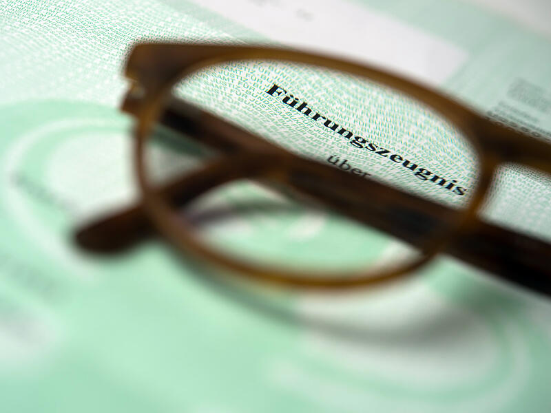 Eine Brille liegt auf einem FührungszeugnisForchheim & Fränkische Schweiz In Kitas und ähnlichen Einrichtungen müssen Mitarbeitende regelmäßig ein erweitertes Führungszeugnis vorlegen.