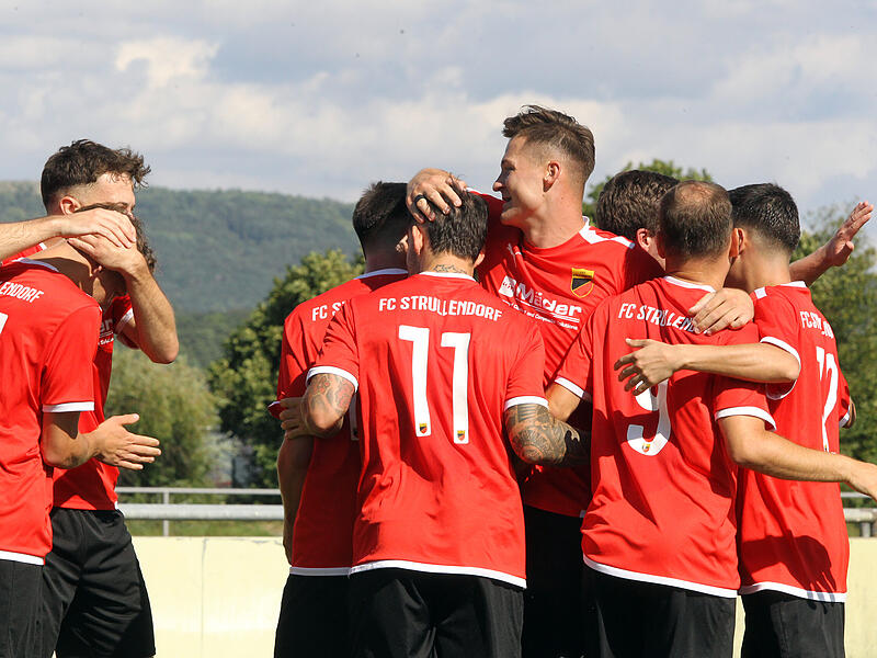 Spielertrainer Michael Pf&auml;nder (3. v. rechts) hat seine Zusage beim FC Strullendorf zur&uuml;ckgezogen. Dem Bezirksligist droht ein gro&szlig;er personeller Aderlass.