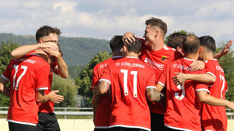 Spielertrainer Michael Pf&auml;nder (3. v. rechts) hat seine Zusage beim FC Strullendorf zur&uuml;ckgezogen. Dem Bezirksligist droht ein gro&szlig;er personeller Aderlass.
