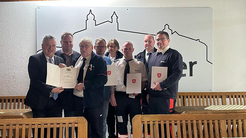 Hohe Auszeichnung für Kulmbacher Stadtbeauftragten Reinhold Müller Landrat Klaus Peter Söllner, OB Ingo Lehmann, Stadtbeauftragter Reinhold Müller, Matthias Leykam, Diözesangeschäftsführerin Claudia Ramminger, Benjamin Priessmann, Jörg Müller und Jochen Kirsch (von links).