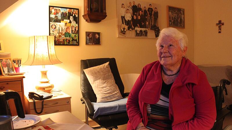 In ihrem Zimmer  im dritten Stock sitzt Edith Hofer am liebsten am Fenster und schaut nach drau&szlig;en.