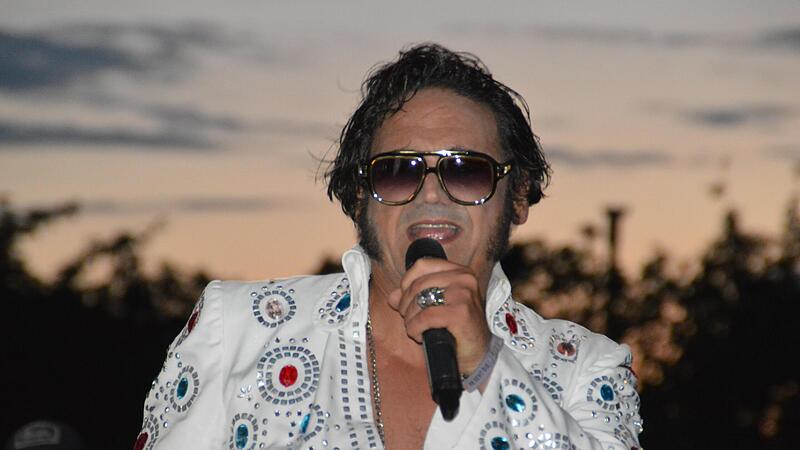 Duke Elvis (alias Holger Schmitt-Pawlik) – ein echter Engenthaler – trat beim Angerfest in Engenthal auf.