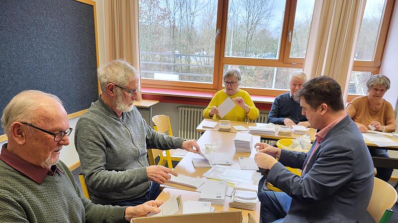 Rund 3500 Einladungen werden vom Festausschuss verschickt, rund 1800 noch auf postalischem Weg. Mitglieder des Festausschusses und Unterstützer kümmerten sich um den Postversand. Rund 3500 Einladungen werden vom Festausschuss verschickt, rund 1800 noch auf postalischem Weg. Mitglieder des Festausschusses und Unterstützer kümmerten sich um den Postversand.