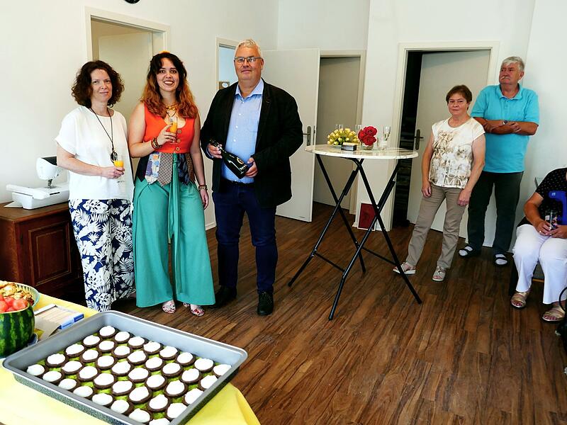 Bürgermeister Herwig Neumann gratulierte Sophia Weinmann zur Eröffnung ihres Ateliers in Trebgast. Links freut sich Sophias Mutter Verena.