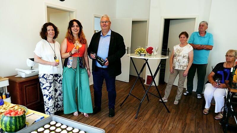 B&uuml;rgermeister Herwig Neumann gratulierte Sophia Weinmann zur Er&ouml;ffnung ihres Ateliers in Trebgast. Links freut sich Sophias Mutter Verena.